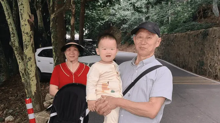 看着镜头笑一笑.webp 看着镜头笑一笑.webp